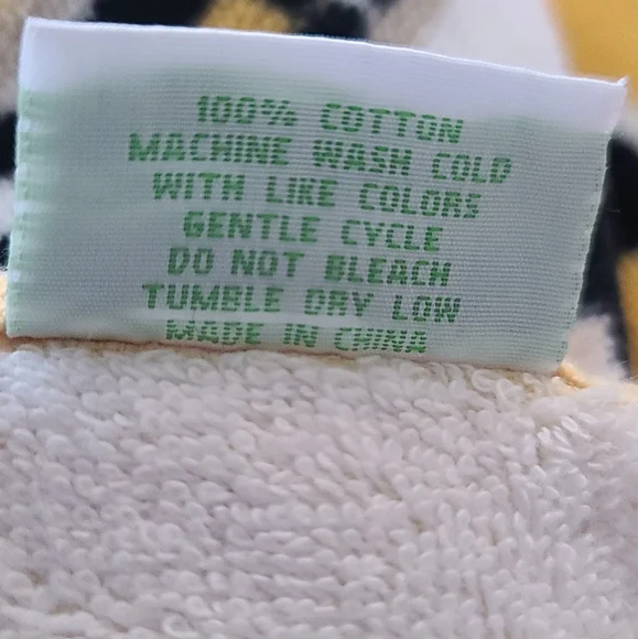 Rare Retired Go Wild Vera Bradley Beach Towel 66"L x 33"W Geat Condition - Picture 2 of 3